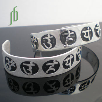 Chakra Mantra Armband