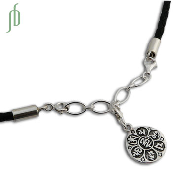 Ohm Mani Padme Hum Leren Ketting Charmas